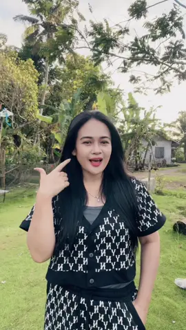 Di balik kacamata hitam 😁#lipsingwongpangandaran 