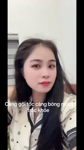 ❌ Rụng tóc sau sinh, mỗi lần chải là cả nắm… ❌ Tóc mỏng dần, thưa, lộ cả da đầu… ❌ Mất tự tin, soi gương mà buồn 😢 👉 Giải pháp từ thiên nhiên: 🌿 Cặp gội xả thảo dược Bồ Kết – Bưởi – Chanh Sả ✔ Giảm rụng tóc rõ rệt chỉ sau tg sd  ✔ Kích thích mọc tóc con, dày bồng bềnh ✔ Sạch gàu, da đầu thoáng mát – tóc mềm mượt tự nhiên 💚 Thành phần hoàn toàn thảo mộc, an toàn cho mẹ bầu – mẹ sau sinh – cả gia đình đều dùng được. 📩 Nhắn tin e L tv nha  #dầu_gội_thảo_dược_bồ_kết_bưởi_chanh_sả