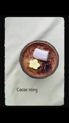 Thưởng thức cacao nóng vào những ngày tiết trời âm u se lạnh. Rí hy vọng tâm trạng bạn sẽ ấm áp, vui vẻ, thoải mái hơn. Cầu nguyện cơn bão nhanh chóng suy yếu, biến tan. #hotcacaowithmarsmellovs #hotcacao #cacao 