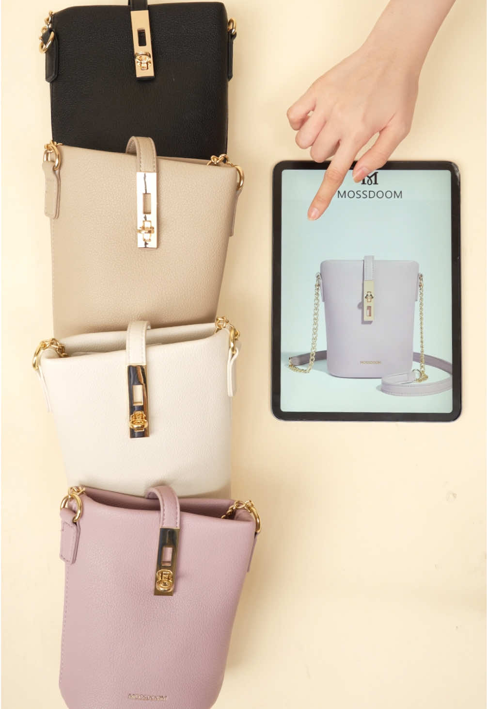 กระเป๋าทรง Phone Bag สไตล์หรูหรา มาพร้อมสายโซ่ทอง แมชต์ลุคได้ดูดีและดูแพงจาก MOSSDOOM✨👛 #mossdoom #phonebag #กระเป๋าสะพายข้าง #กระเป๋าแฟชั่น #เทรนวันนี้ 