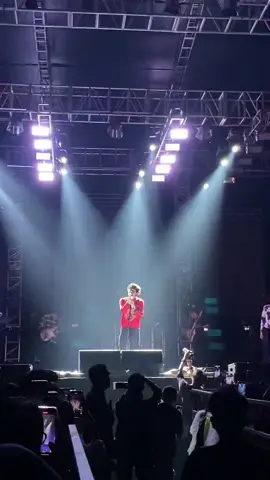 “Bertahanlah dalam menghadapi kesedihan” #perseverance #hindia #baskaraputra #konsermusik #fyppppppppppppppppppppppp 