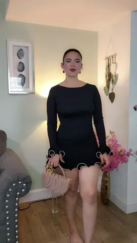 como referencias  este vestido es size M , mido 5.6 , peso 150 lb 