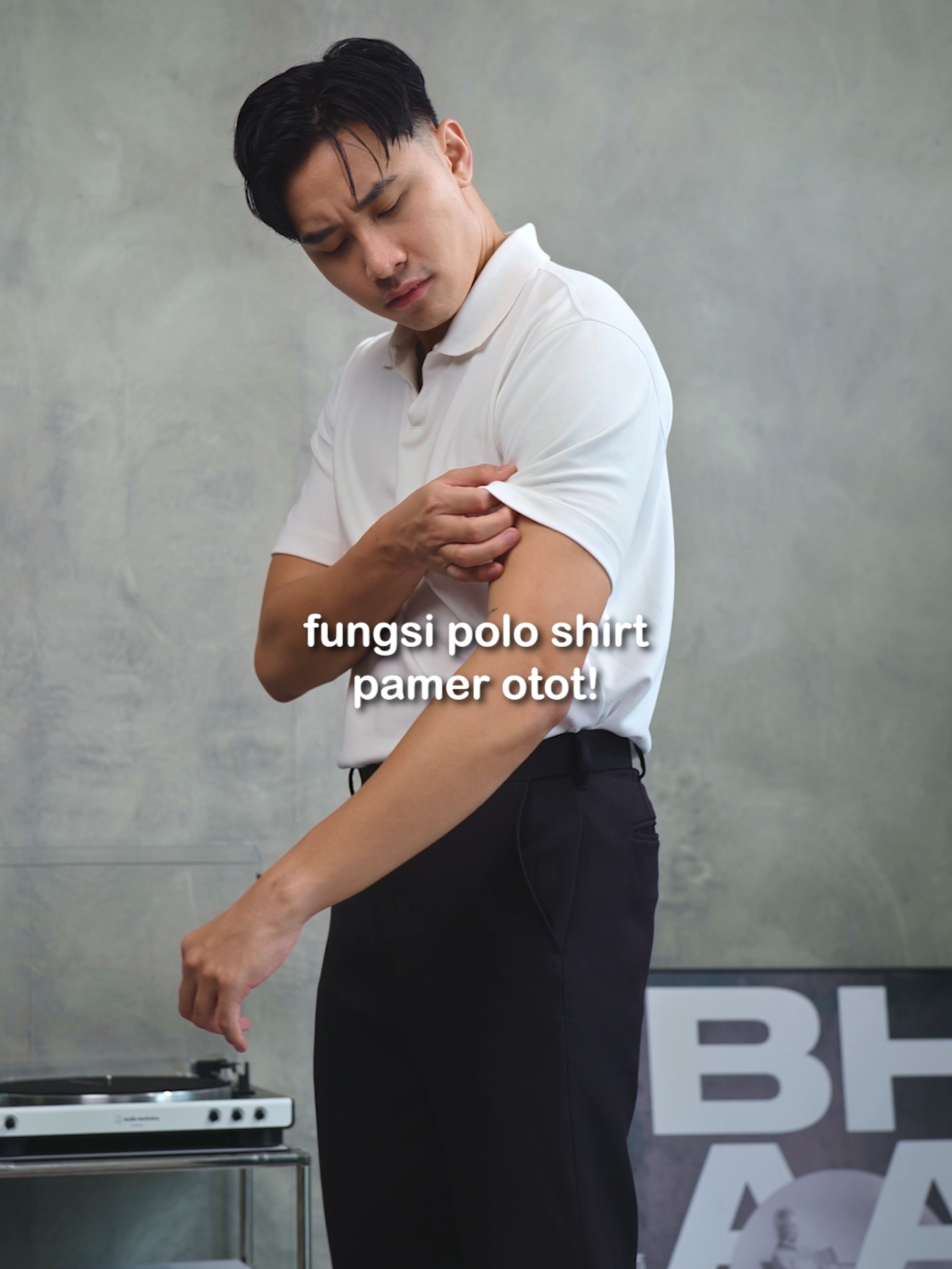 Jujur aja, fungsi utama polo tuh ya buat pamer otot gak sih? Fit-nya pas, bahannya stretch, badan langsung keliatan proposional 💪 #Livehaf #YourDailyWear #kemejapria #polopria #poloshirt