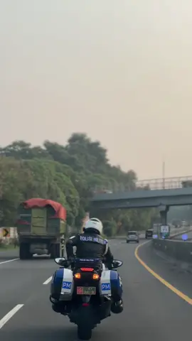 kalau sudah punya yang indah jangan cari keindahan di orang lain nanti kamu akan kehilangan keduanya, karena di dunia ini nggak ada yang sempurna, maka sempurnakanlah yang ada. #fyp #polisimiliter  🏍️ : @iniiborris 