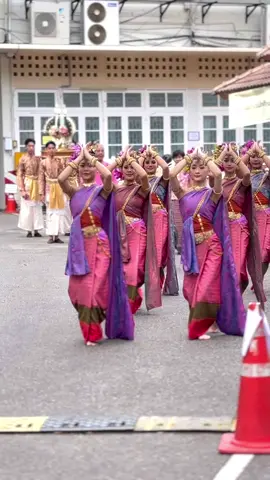 ✨ศุภมังคละไชยมงคล✨   ขบวนช่างฟ้อนนำคณาจารย์ผู้เกษียณอายุราชการ มทร.ล้านนา เข้าสู่พิธีบายศรีสู่ขัวญตามแบบล้านนา  #รับงานแสดง #ช่างฟ้อน #นางรำ #อีแก้วอีคำเชียงใหม่ #tiktok 