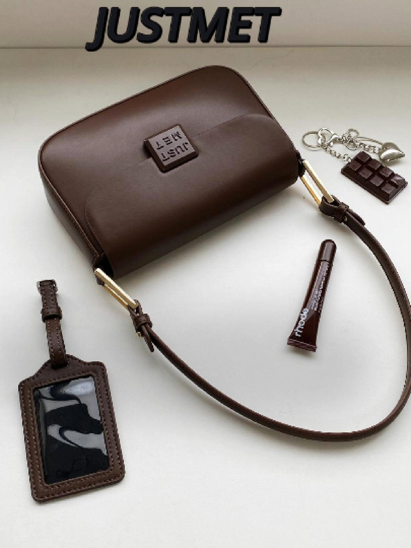 “Màu sắc của túi rất tinh tế, dễ phối với nhiều trang phục.” #thoitrang #justmet #tuideocheo #tuixach #tuixachchinhhangsing #lamdepkhongkho #tuixachnudep #thoitrangcongso #tuixachnu #thoitrangcongsonu #xuhuong