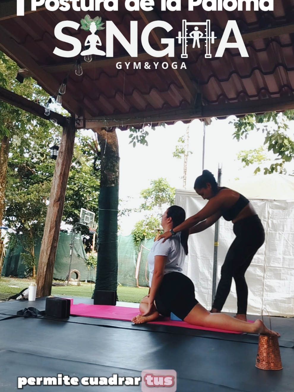 En la postura de la paloma, usar un bloque debajo del glúteo hace toda la diferencia 💜. 👉 Te ayuda a no inclinarte hacia un lado. 👉 Permite cuadrar tus caderas hacia el frente. 👉 Alinea tus hombros, abres el pecho y hasta sacas clavícula 😍. 👉 Y lo mejor: tu columna se siente mucho más cómoda y segura. Un pequeño ajuste = una gran mejora en tu práctica 🙌 ☎️6220-1779 ☎️ #yoga #bienestar #positivevibes   ¡El bloque es tu mejor amigo en esta postura! 🌿💫