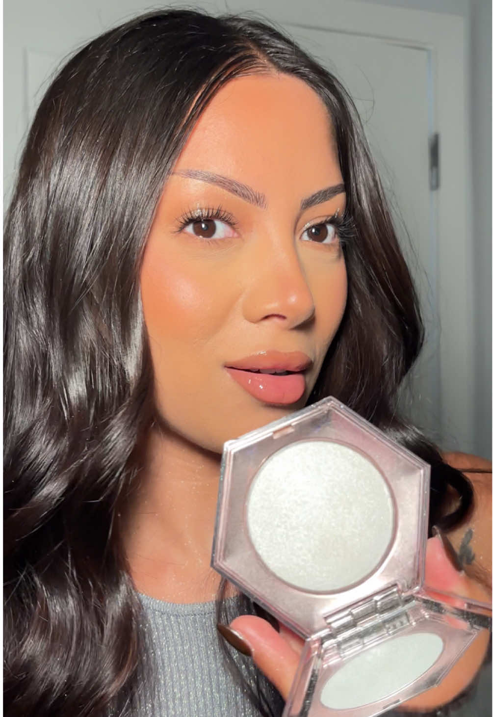 Giving myself diamond highlights with the @Fenty Beauty diamond bomb 🤩 #fentybeauty #diamondbomb #makeuphack #glitter 