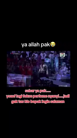 #fypviralシ #viraltiktok #indosiar #DA7 mendadak virall saat yusuf donggala perfome ada bpk2 yg ingin salaman....mungkin yusuf tdk tau atau lagi fikus nyanyi.... sabar ya pak.