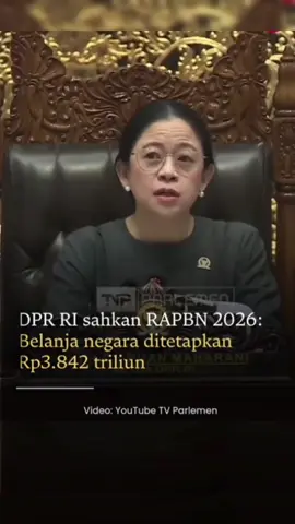DPR RI bersama pemerintah resmi mengesahkan Rancangan Anggaran Pendapatan dan Belanja Negara (RAPBN) Tahun 2026. Pengesahan itu diambil dalam Rapat Paripurna DPR ke-5 di Jakarta, Selasa (23/9/2025), yang dipimpin Ketua DPR RI Puan Maharani. Berdasarkan keputusan rapat, belanja negara pada 2026 ditetapkan sebesar Rp 3.842,72 triliun. Anggaran itu terdiri atas belanja pemerintah pusat Rp3.149,73 triliun dan transfer ke daerah Rp692,99 triliun. Rinciannya, belanja kementerian/lembaga (K/L) mencapai Rp1.510,55 triliun, sedangkan belanja non-K/L sebesar Rp1.639,19 triliun. Sementara itu, pendapatan negara ditargetkan Rp3.153,58 triliun, terdiri dari penerimaan perpajakan Rp2.693,71 triliun, penerimaan negara bukan pajak (PNBP) Rp459,2 triliun, dan hibah Rp0,66 triliun. Dengan postur tersebut, RAPBN 2026 diproyeksikan mengalami defisit Rp698,15 triliun atau setara 2,68 persen terhadap produk domestik bruto (PDB). Keseimbangan primer dipatok sebesar Rp89,71 triliun dan pembiayaan Rp689,15 triliun. DPR RI juga menyepakati sejumlah asumsi makro APBN 2026, di antaranya pertumbuhan ekonomi 5,4 persen, inflasi 2,5 persen, dan nilai tukar Rp16.500 per dolar AS. Selain itu, pemerintah menetapkan suku bunga SBN 10 tahun sebesar 6,9 persen dan harga minyak mentah Indonesia (ICP) 70 dolar AS per barel. Target lifting minyak ditetapkan 610 ribu barel per hari dan gas bumi 984 ribu barel setara minyak per hari. RAPBN 2026 juga menargetkan tingkat pengangguran terbuka 4,44–4,96 persen, kemiskinan 6,5–7,5 persen, kemiskinan ekstrem 0–0,5 persen, dan Gini ratio 0,377–0,380. Indeks Modal Manusia dipatok 0,57, Indeks Kesejahteraan Petani 0,7731, penciptaan lapangan kerja formal 37,95 persen, serta Pendapatan Nasional Bruto (PNB) per kapita 5.520 dolar AS. Pemerintah juga menargetkan penurunan intensitas emisi gas rumah kaca 37,14 persen dan Indeks Kualitas Lingkungan Hidup 76,67 persen. Sumber: dpr.go.id  #dpr #dprri #apbn2026 #apbn #banggar 