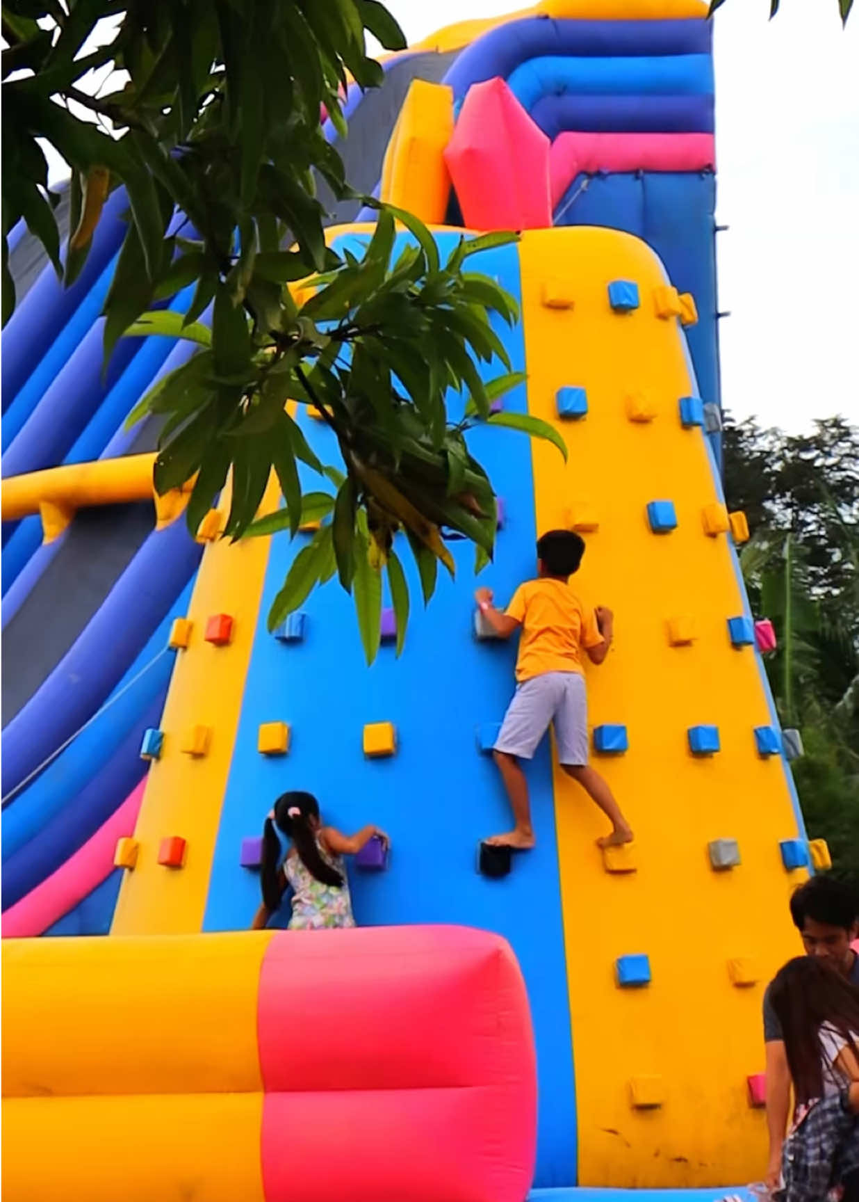 Every spin at Castle Inflatable is a memory in motion! From fun-filled falls to epic saves—every second is a highlight Tag your barkada who’s brave enough to take on the wipeout challenge! 👇 📍 Tanauan, Batangas | Just 1 hour away from Manila 🎟 Book your tickets now at www.jcastles.com #JCastles #CastleInflatable #happyplace #familyadventures #inflatableparkph 