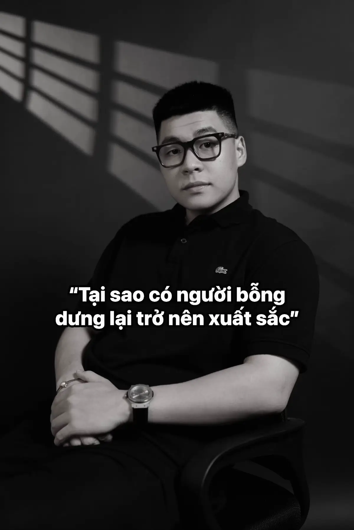 “Tại sao có người bỗng dưng lại trở nên xuất sắc” Không phải may mắn. Mà là họ đã âm thầm “lột xác” Bằng cách nào? 1. Tĩnh Bề ngoài họ rất bình lặng, nhưng trong đầu thì suy nghĩ liên tục. Họ biết sắp xếp việc quan trọng, tập trung vào chi tiết, và không bỏ qua điểm then chốt. 2. Biết kiềm chế Người giỏi không phải không có ham muốn, mà là biết kiềm chế. Họ có thể từ bỏ cả thứ mình rất muốn – để giữ vững nguyên tắc. 3. Im lặng Không khoe kế hoạch. Không cần thể hiện. Không để cảm xúc dẫn lối. Càng giỏi, càng ít nói. 4. Nói là làm Người mạnh là người vừa nghĩ giỏi vừa làm tốt. Càng muốn nhiều thì càng phải làm nhiều. Sai thì sửa, vấp thì đứng lên. 5. Biết đặt mình vào vị trí người khác Họ không làm ai khó xử. Luôn biết cách cho người khác một lối thoát – vì hiểu rằng ai cũng cần được tôn trọng. 6. Có nhiều nguồn thu nhập Không phụ thuộc vào một việc. Luôn tạo thêm cơ hội cho mình. Dám thử, dám học cái mới. 7. Luôn biết mình muốn gì Không mơ hồ. Không hoang mang. Họ rõ ràng với mục tiêu và kiên định theo đuổi tới cùng. 8. Hành động ngay lập tức Nói xong là làm. Không chần chừ. Không để hôm nay thành việc của ngày mai. 9. Có định hướng rõ ràng Không nay làm việc này, mai lại đổi. Người có 