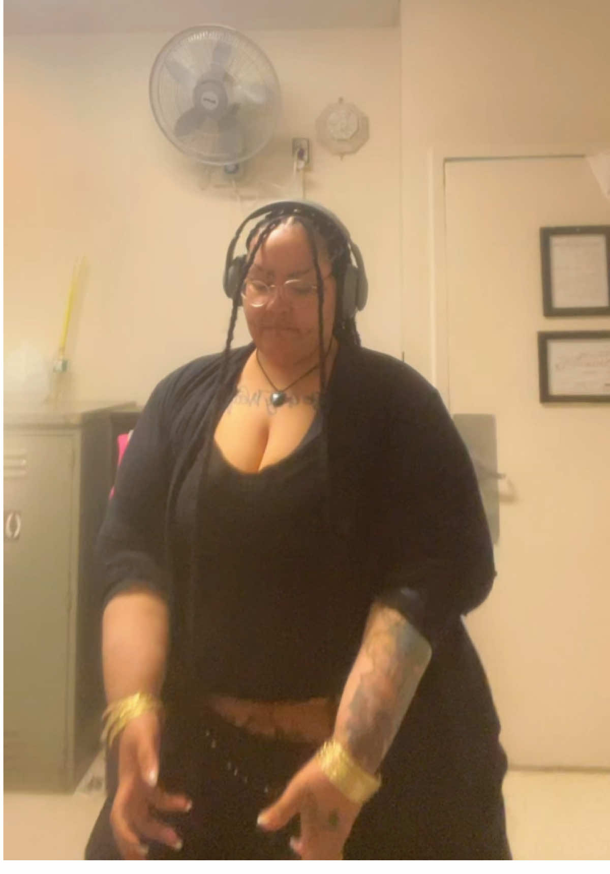 🐰🖤💛 #fyp #dance #thick #wuhluhwuh #locs 