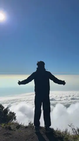 #merbabumountain #viewmerbabu #sunrise #lautanawan 