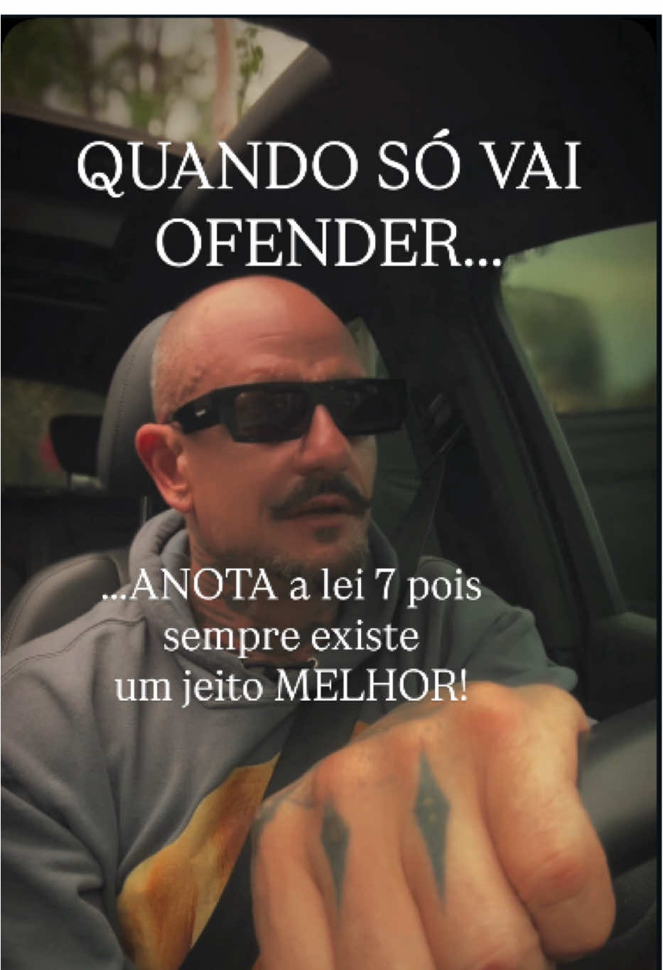 Falar é fácil. Calar é poder. Quem domina a própria língua, domina o próprio destino. Hoje é sobre silêncio estratégico — escolher não reagir quando o ego pede palco. Aplique um dos 10 momentos e veja sua vida alinhar. • Qual número você precisa aplicar HOJE? Comente # + número (ex.: #3). • Escreva SILÊNCIO se você escolhe maturidade. • Salva pra reler quando a mente ferver. • Marca quem fala primeiro e pensa depois. Pega a visão.😎  Disciplina fria. Dopamina do ferro.  #pegaavisão #consciência #silencio 