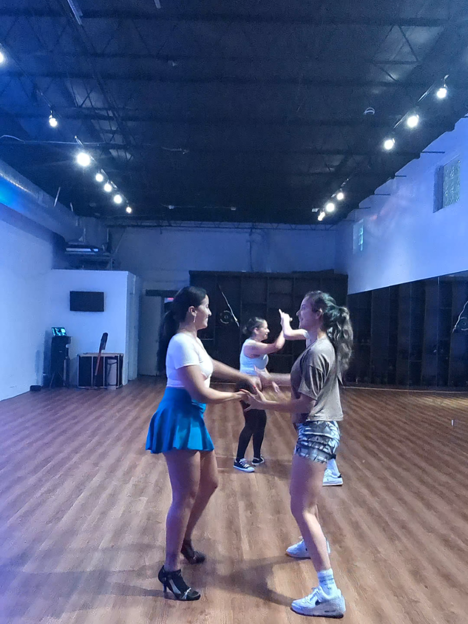 Fun Bachata class with @gonzaloalexis_bachata bachata champion dance instructor! 💃 Check them out on Tuesdays at From The Top dance studio 💃 #parati #bachata  #dance 