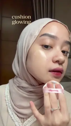 Cushion baru siapa nih?! 🫶 glowsophy baru aja launching Cover Glow Serum Cushion!! Glowing? YES. Coverage? YES #grwm #glowcushionglowsophy #fypage 