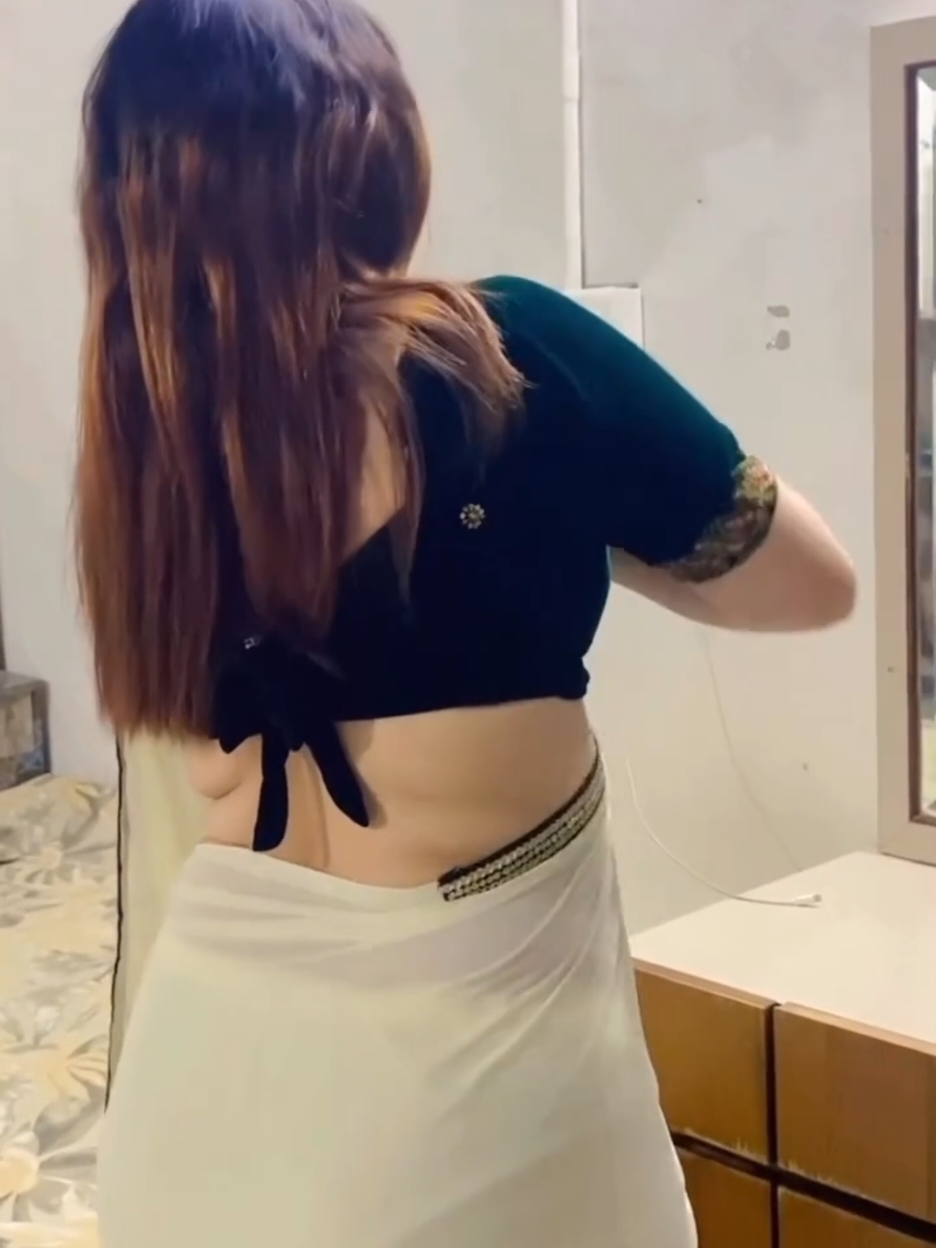 saree girl #beautifulgirl #foryou #viralvideo #saree #fyp 