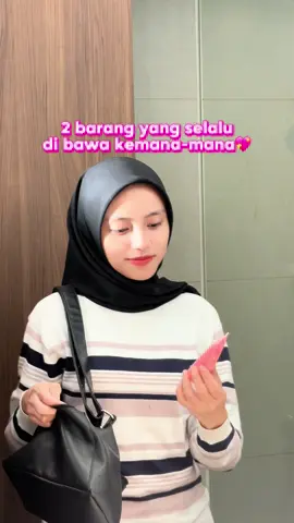 Alasannya karena… 1. Sunscreen harus di aplikasikan kembali setiap 6-8 sehari, untuk proteksi kulit yang lebih optimal dari paparan sinar matahari penyebab flek. 2. Day Cream Hiqween bisa jadi pengganti bedak/foundation/cushion, sehingga untuk touch up lebih sat set ga ribet dan memberikan efek glowing 12 jam💖 Kalau ada yang mau di kepoin lagi tulis di kolom komen yaa😉  Yang mau samaan kayak minqween checkout nya di keranjang kuning‼️ #daycream #sunscreen #fyp #hiqween #hempasflekbarenghiqween 