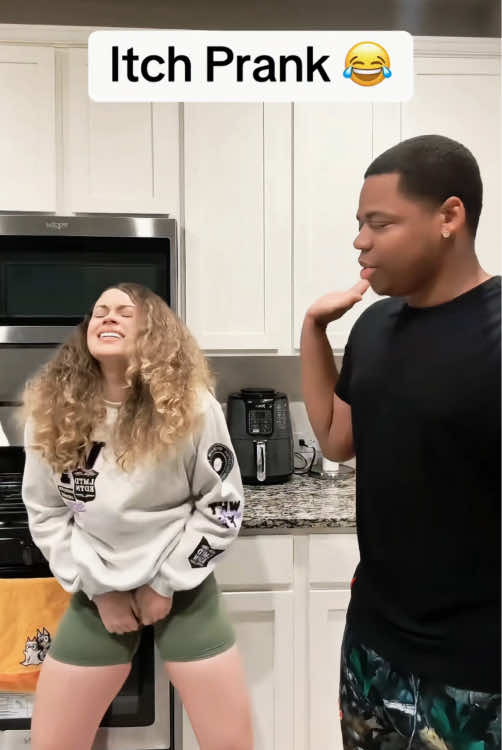 The itch prank on my husband 🤣😂😅🤪#foryou #usa #funnyvideos #funnyprank #foryoupage #funnymoments #couple #coupleprank #husband #itch #itchprank 