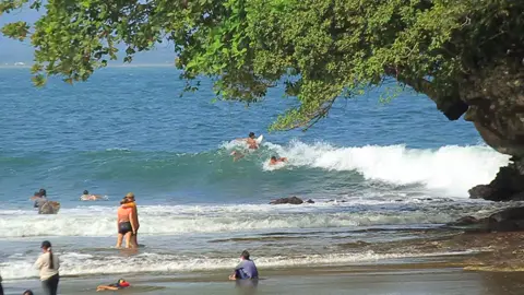 melenoy😂 #surfingbatukaras🌊😛  #pantaibatukaras  #fypviralシ  #belajarsurfingbatukaras  #batukaras 