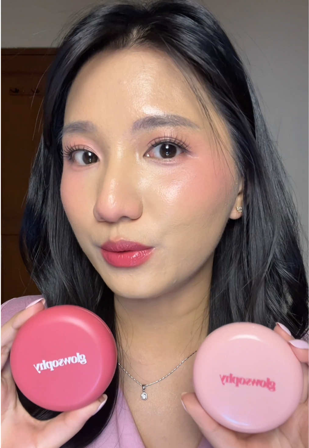 Replying to @none here is perbandingannya aku bikin juga, yg glow cocok banget sama kulit aku bener2 healthy glow finish TOP Glowshophy luv luv! 💖 #glowcushionglowsophy #battlecushion #cushion #cushionviral #fyp 