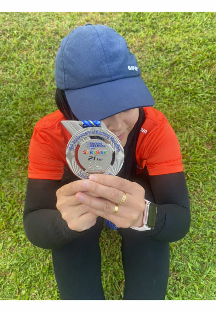 Half Marathon Debut 🏃🏻‍♀️ Berjaya juga habiskan HM 🙌Target asal cuma nak sampai sebelum COT je sebab kaki tak berapa okay sejak minggu2 lepas. Tapi syukur masa race langsung tak sakit. Power of adrenaline 💪✨ #kuchingmarathon2025 #halfmarathondebut #Running 