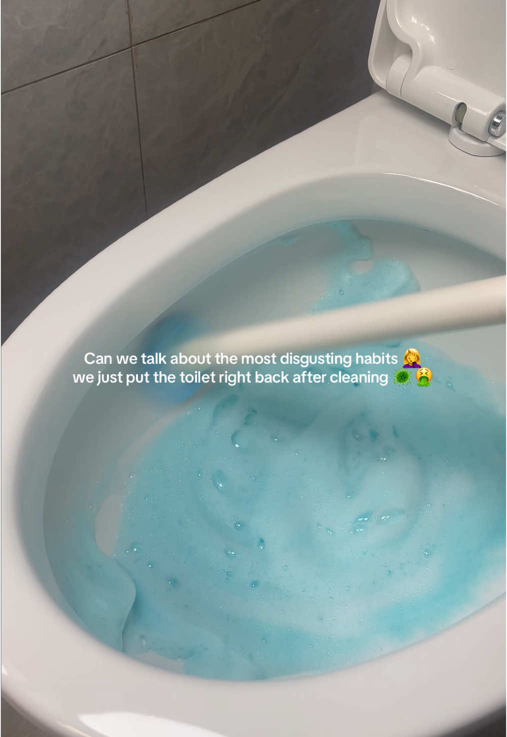 Young people are using this disposable toilet brush now ✨🚽🤓#toiletbrush #cleaningtiktok #cleanwithme #satisfyingvideo #LifeHack 