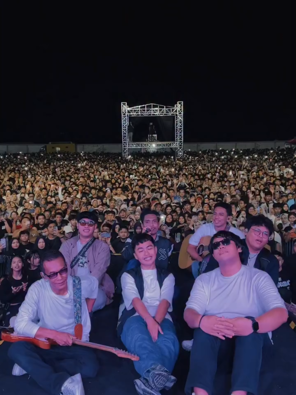 Konser ini bukan hanya tentang musik, tetapi juga tentang momen spesial dan kenangan yang tak terlupakan . 04-juli-2025 Live @gelombangcinta_fest . 📢Follow sekarang agar tidak tertinggal kabar terbaru seputar konser di Pekalongan . @lavoraofficial Sampai jumpa kembali tanggal 15-NOV-2025 di @singphoriaspg  jangan lupa amankan tiket kalian sebelum sold out  . . 📹By: @lavoraofficial  . . #infokonserpekalongan #gelombangcinta #pekalongan #konser #konsermusik 