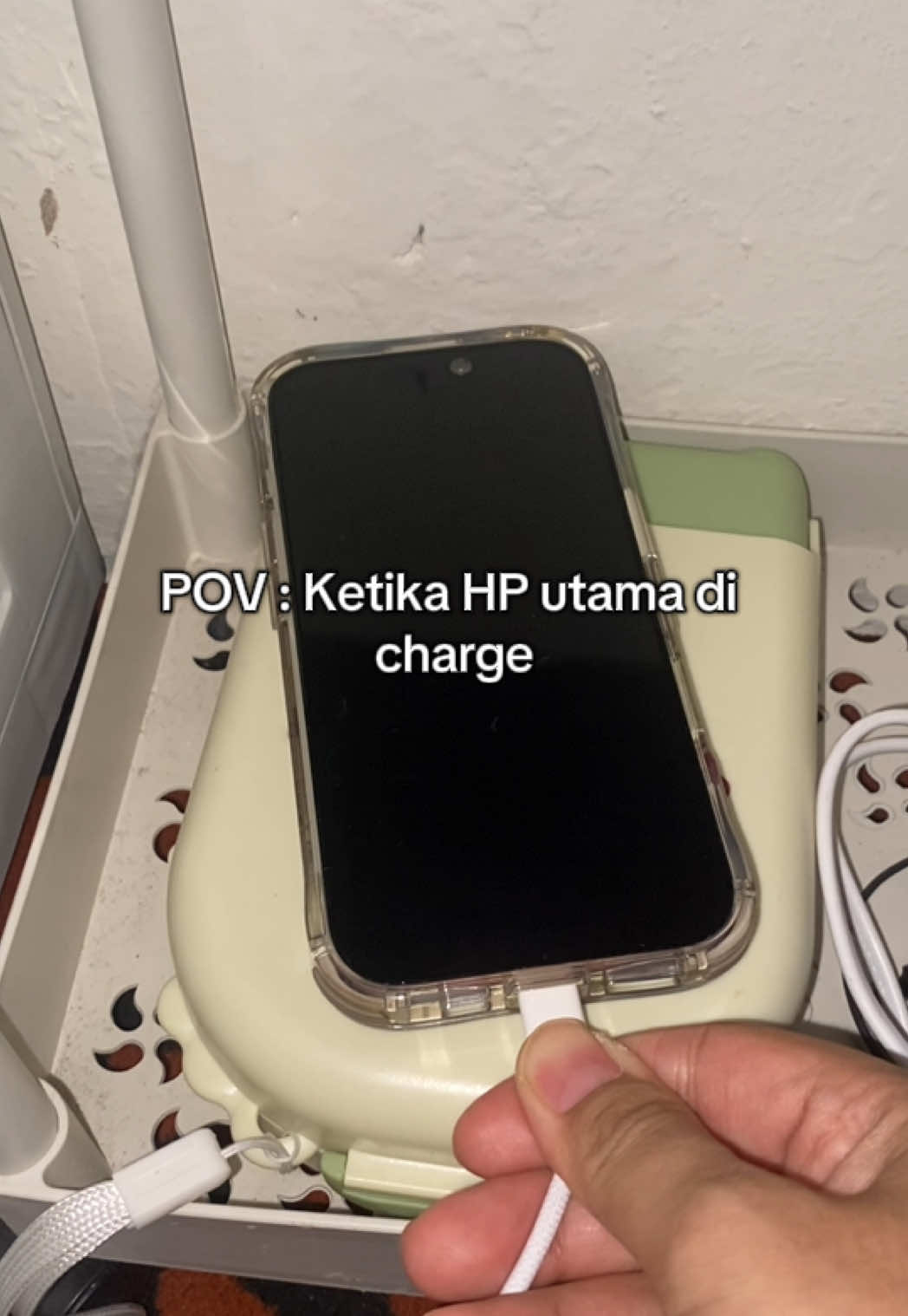 Kadang dilupain, tapi pas urgent langsung disayang 😂. Kalian tim hp 1 atau 2 ?  #pov #fypシ #iphonemoment #relatable #hpcadangan 