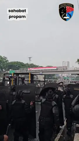 Sebuah video memperlihatkan para polisi sedang berjaga mengamankan area pendemo. Dengan tameng di tangan, mereka berdiri tegak untuk mencegah terjadinya kerusuhan. ⚠️🔥 Dalam narasi video, terselip kalimat yang menohok: “60 tahun kamu mempunyai polisi yang jelek lebih baik daripada satu malam tidak ada polisi.” Sebuah pengingat bahwa kehadiran polisi, meski sering tak luput dari kritik, tetap menjadi garda penting demi keamanan masyarakat. 🙏🇮🇩 #Polisi #Keamanan #Demo #sahabatpropam  #UntukIndonesia