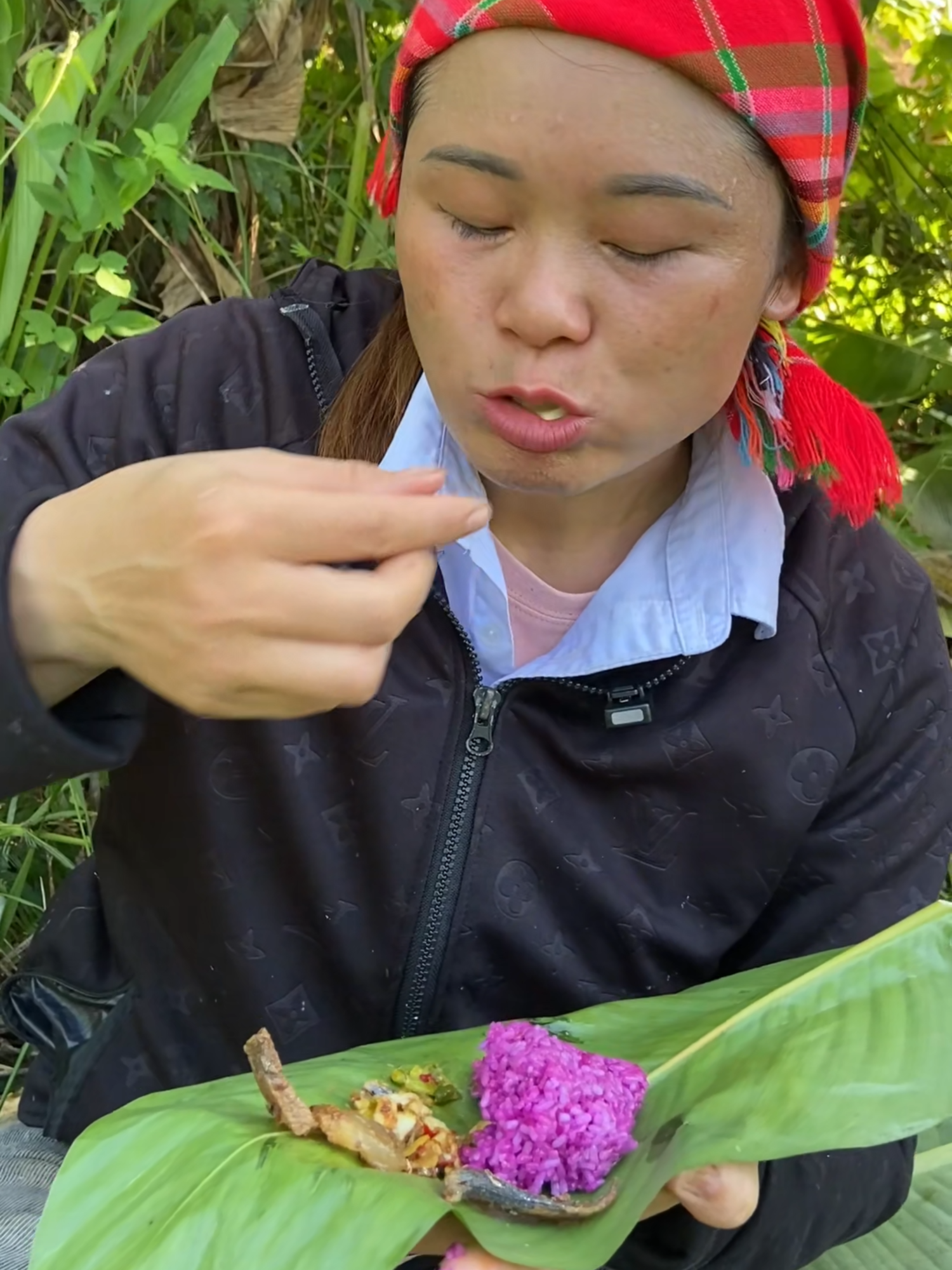Lại là món giã ớt siêu cay,siêu cuốn ăn cùng xôi và chẻo cá mang đi ăn trưa sau một buổi sáng đi gặt vất vả #cuocsongthuongngay #miennuitaybac #nguoivungcao #dantocthai #quanson #dailyvlogs #xuhuong #nhienmiennui #mukbangeatingshow #nguoitaybac #viralvideo #độclạtaybac #mukbangvideo #viral #ẩmthực #eat #food #mukbang #lúa