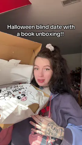 10/10 blind date with a book. Absolutely getting another one of these!!  #blinddatewithabook #blinddatewithabookbox #halloween #mysterybox #unboxingvideo 