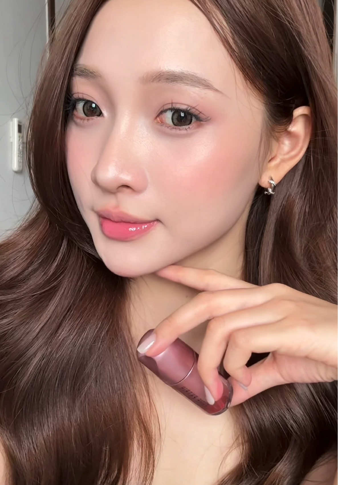 Má hồng kem siêu mịn, tán đến đâu tiệp da đến đó. Blush này làm tui muốn soi gương cả ngày 🪞💖