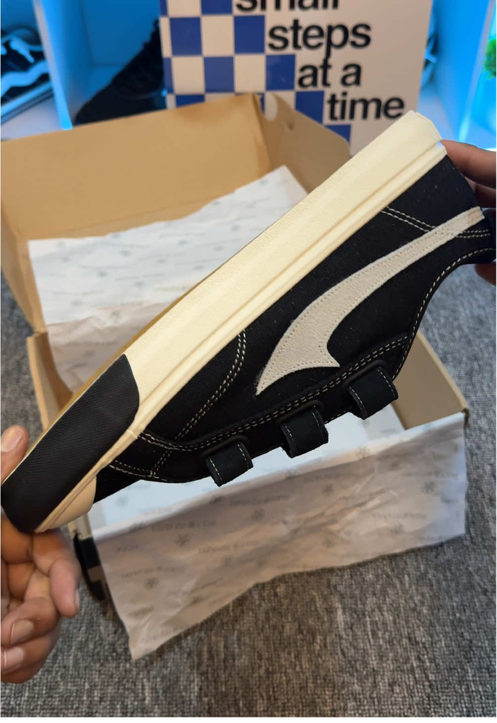 Konsep masa kecil yang di angkat di era dewasa. Sepatu sneakers prayerkids model kreketan, gak tanggung sekaligus ada 3 kreketean, perekat dengan velcro berkualitas, artikel sepatu ini ORA VL menggunakan bahan kanvas di kombinasikan dengan suede, memiliki perbedaan tampilan warna suede pada bagian sisi kanan dan kiri, beuhhhh ini cakep banget sihh wajib ada di rak sepatu kalian #sepatusneakers #sepatupria #sneakers #rekomendasisepatu 