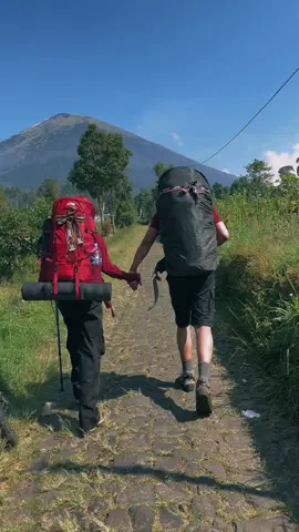 Pesona sindoro sblm di daki gagah bgt. Masih di temenin carrier series terbarunya @Arei Outdoor Gear nyaman bgt #sindoro #sindoroviakledung #areioutdoorgear 