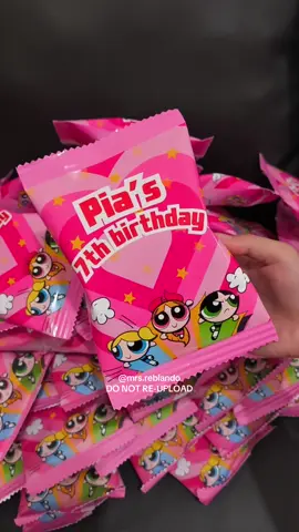 Let’s pack 60pcs personalized chip bags #7thbirthday #powerpuff #chipbags #personalizedchipbags #powerpuffthemedbdayparty 