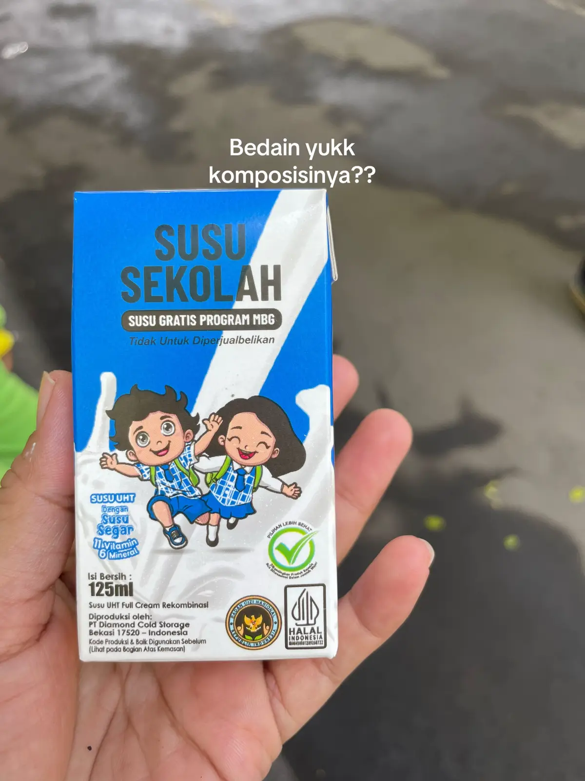 Mending emaknya aja deh yang minum susu sekolah Biar tambah pinter.. engga banyak2 pikun sama seteress.. semenjak jadi IRT nihh kinerja otak menurun.. memang butuh susu biar enceran dikit otaknya☺️