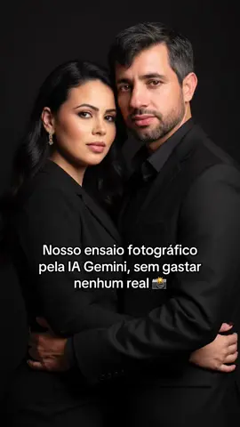 Texto👉Gera um retrato profissional ultra-realista das duas pessoas sem alterar nenhuma facção ou características das duas que estão de lado a mulher na frete abraçadas olhando pra frente vestidas de branco a mulher e preto o homem elegante e as duas. De pé  O estúdio deve ter iluminação clara com fundos pretos em HD. Olhando com seus rostos juntos Romântico com a cabeça inclinada para o lado Cenário cinematográfico de retrato de meio comprimento, sem mudar o rosto do retrato #gemini #foryoupage #foto #casal 