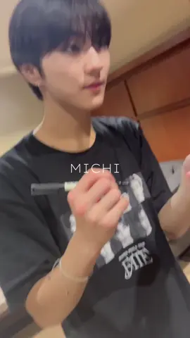 Here’s a video of Jungwon being cute checking if my phone is Samsung 😂😍@enhypen  #enhypen #jungwonenhypen #yangjungwon #jungwon #enhypenedit 