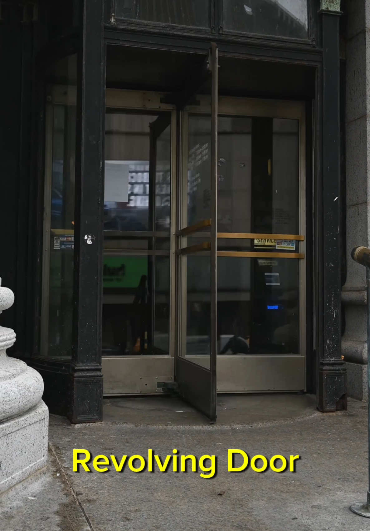 Revolving Door - باب دوّار 