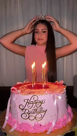 HAPPY BIRTHDAY TO ME 🎊#birthdaygirl #glittercake 