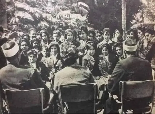 اهرب .. صورة من الزمان الراقي السوي  قبول اول دفعة للبنات بجامعة الازهر 1962 🖤🌷 كان ذلك فقط عندما كانت مصر تعيش في #زمن_النضافه