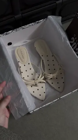 chọn giày đẹp thì không thoải mái, chọn thoải mái thì lại không đủ tinh tế. Nhưng đôi này thì đáp ứng cả hai, dễ phối đồ và phù hợp nhiều hoàn cảnh, từ đi làm đến đi dạo phố luôn nha ❤️😍 #review #giayxinh #giaydep #giaynu #depnu 