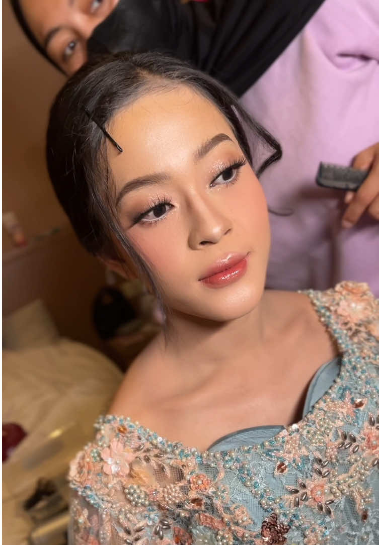 UPIIIII 15 okt aku masi availlll ✨🫶🏻 #makeupartistbandung #muabandung #muabandungmurah #makeupwisudabandung #fyppppppppppppppppppppppp 