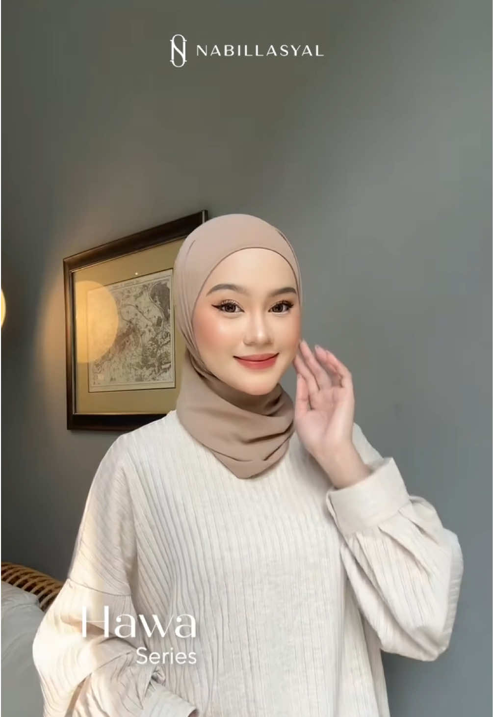 Hawa Series Simpel tapi stunning 💫  Siap nemenin harimu dari yang santai sampai yang formal. Gaya minimalis yang nggak pernah gagal bikin tampil cantik effortless 🌸 #byebyejarumpentul #nabillasyal #hawaseries #semiintantpashmina 
