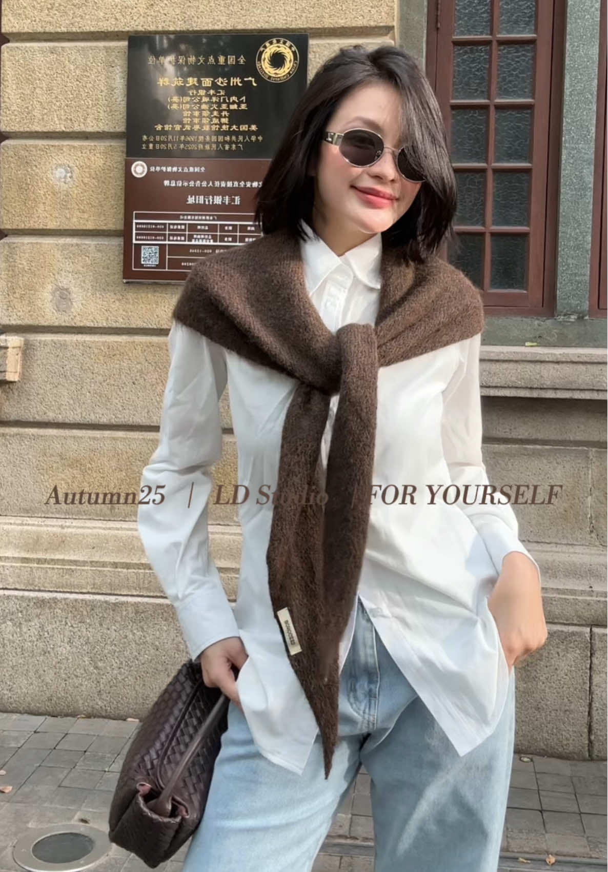 Bắt đầu mùa thu thật nhẹ nhàng cùng set đồ từ Ladie – sơ mi trắng tinh giản, quần jeans năng động và khoác len nâu ấm áp, mang lại nét thanh lịch khó rời mắt. #ladiestudio #minimalist #ao107 #qj05 