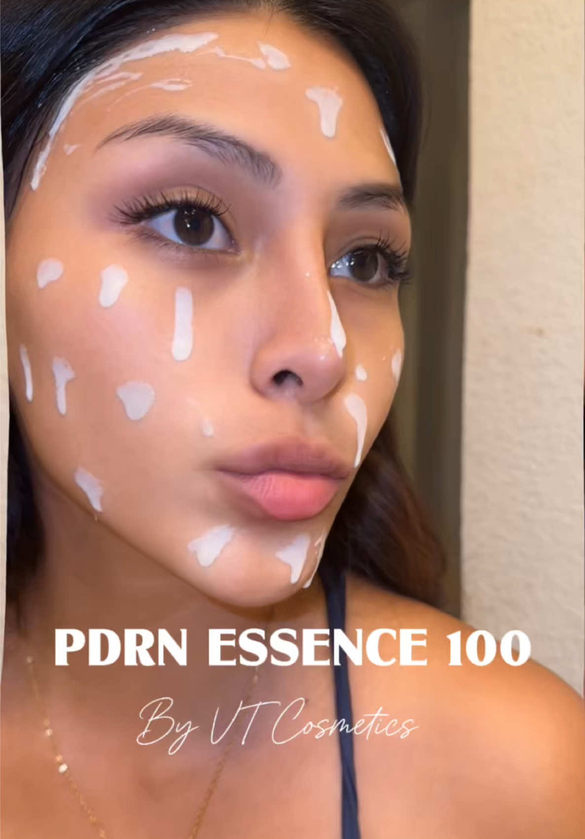 Cada día los productos de skincare Koreano ME SORPRENDEN! Hoy fue el primer día utilizando el PDRN ESSENCE 100 de @VT Cosmetics US , y les puede decir que ME ENCANTA!! me ha dejado la piel como porcelana 🥹💕🙌🏻 Si tú también lo deseas, lo tengo anclado en mi Amazon storefront, puedes encontrar el link en mi perfil, o enviarme un dm para enviarte el link 