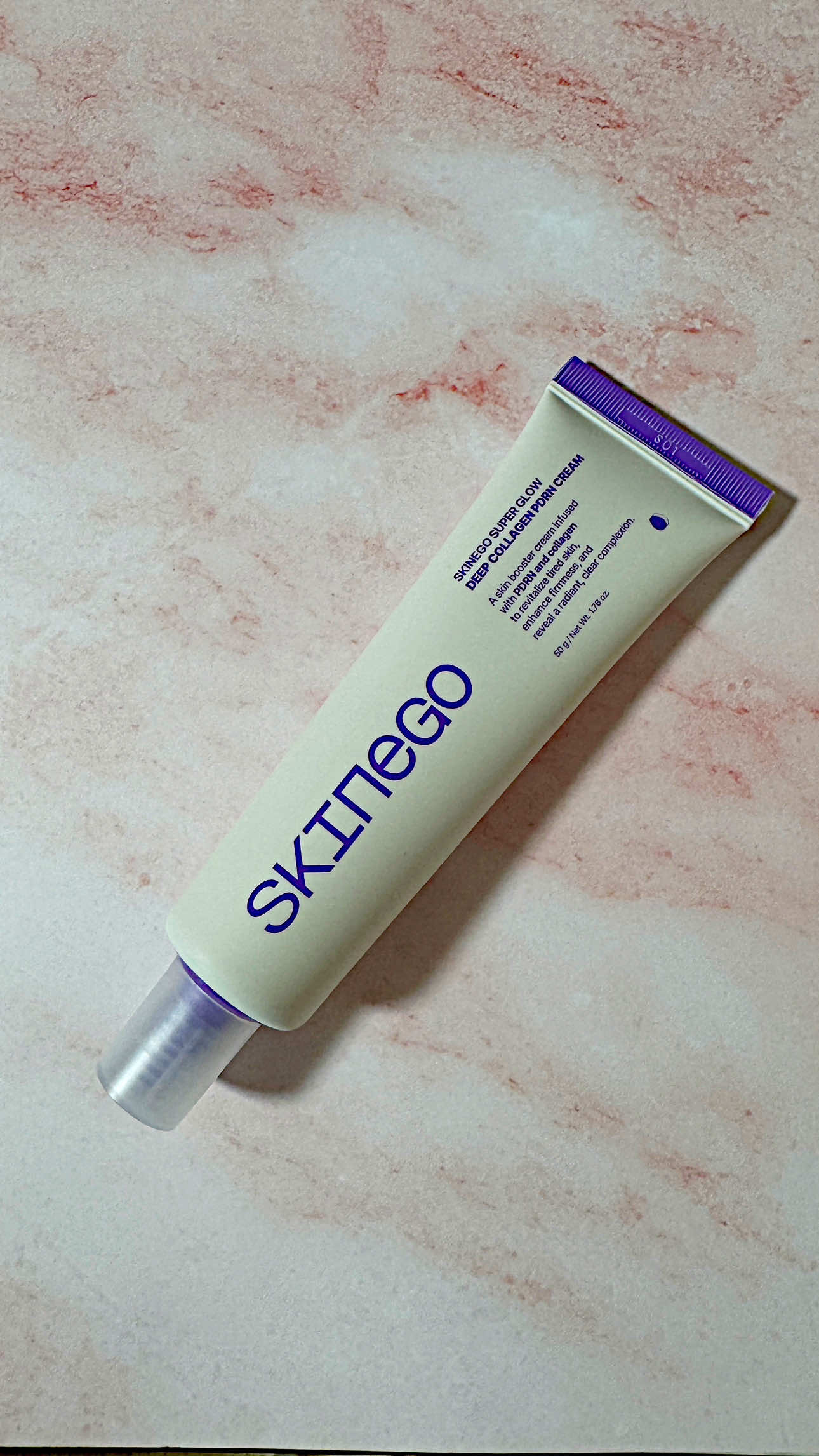 Skinego Super Glow Deep Collagen PDRN Cream   スキネゴのスーパーグロウディープコラーゲンクリーム頂きました。 こちらはトーンアップとスキンケアを同時に叶える素肌リペアクリーム。ファンデなしでピンク色のスキンケアで始めるの一日。PDRNとコラーゲン※1のW配合で肌を育てる潤い※2が肌を包み込み、ハリとツヤを与えながら一日中しっとり感をキープ。ヒアルロン酸とスクワランも配合保湿サポート。 ちょっとクリーミーなテクスチャでのびがいい。肌になじんだら軽めに感じるから使いやすい。ピンクベージュな色から塗った後に肌に少しトーンアップしてツヤ感は感じる。よく軽めのメイクは好きからこれで使用すると肌はナチュラルな明るい感じに見えるので助かる。朝から保湿とバリアケアから始まるといいと思います。   ※1 保湿成分 ※2 保湿でキメを整えたことによる   Received the Skinego Super Glow Deep Collagen PDRN Cream and have been using this in the am. This is a skin booster cream that containts PDRN and collagen to revitalized tired skin. It’s pink beige color gives a natural brighter complexion and I like using this on days when I just want light makeup.    @skinego_jp #PR #SKINEGO #スキネゴ #PDRN #kbeauty