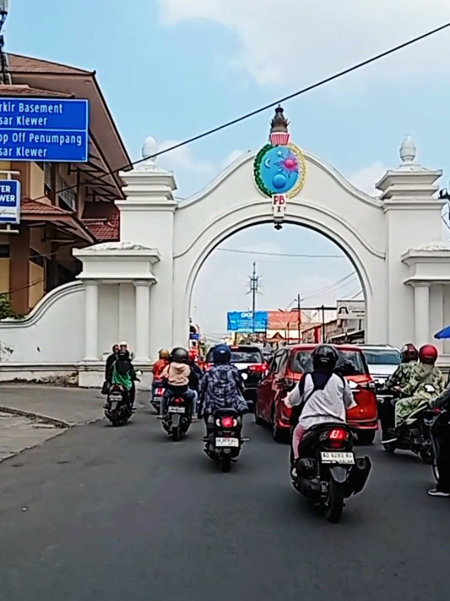 Saat kau tau video ini!! mungkin  mengingatkan tentang kenanganmu bersamanya ditempat ini pasar klewer solo  barat keraton hadiningrat .#kotasolo #wisatasolo #pasarklewer #foryoupage #keratonsolo 